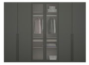Sechstüriger Drehtürenschrank in dunklem Design mit Glastüren in der Mitte, die Kleidung und Regale mit gefalteten Textilien zeigen. Frontalansicht.