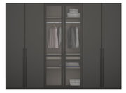 Sechstüriger Drehtürenschrank in dunklem Design mit Glastüren in der Mitte, die Kleidung und Regale mit gefalteten Textilien zeigen. Frontalansicht.