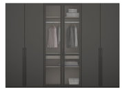 Kast met zes draaideuren in een donkere uitvoering, met glazen deuren in het midden die kleding en planken met opgevouwen textiel laten zien. Vooraanzicht.