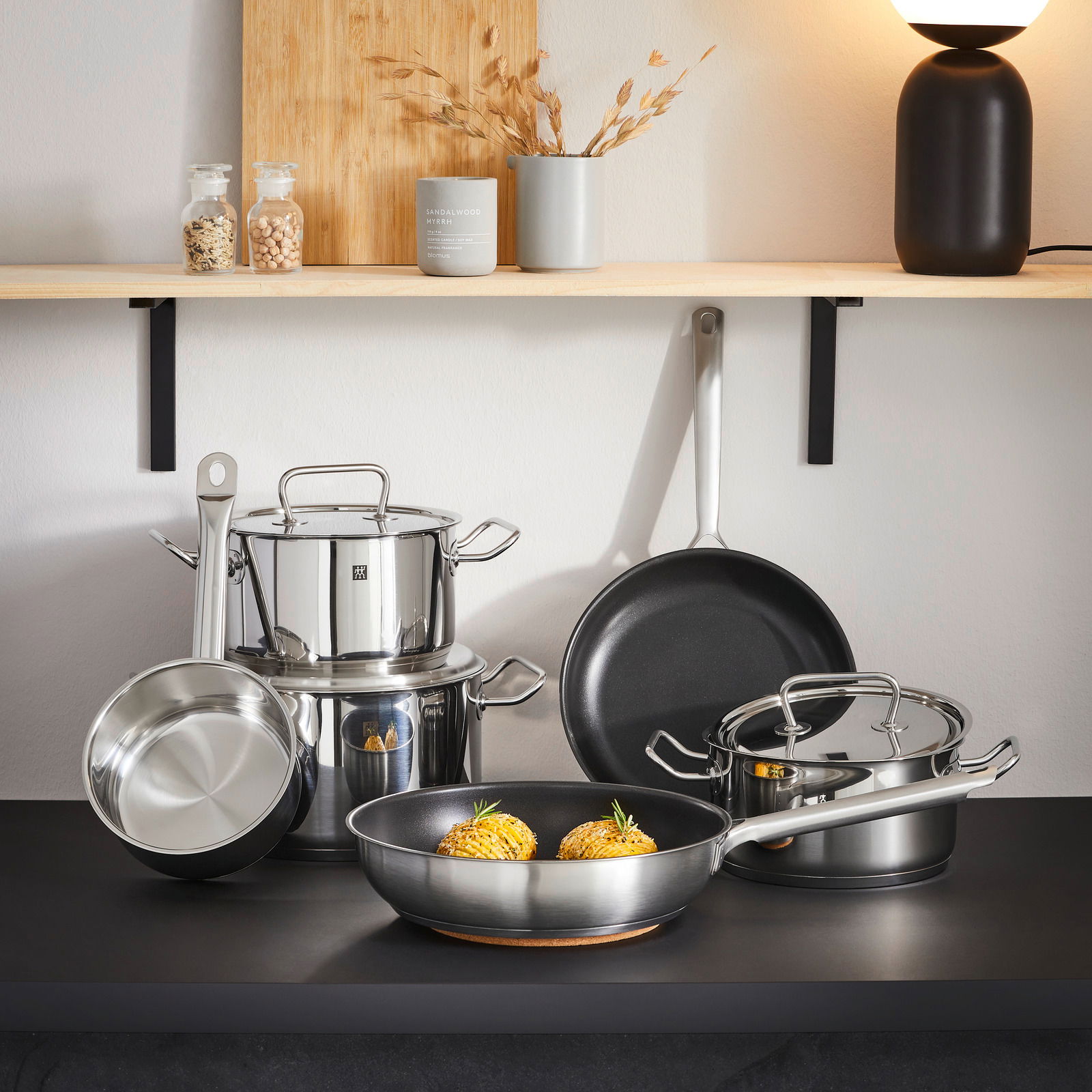 Topfset Twin Classic 6-tlg. aus Edelstahl, bestehend aus mehreren Töpfen und Pfannen, auf einer Küchenarbeitsplatte präsentiert. Frontalansicht.