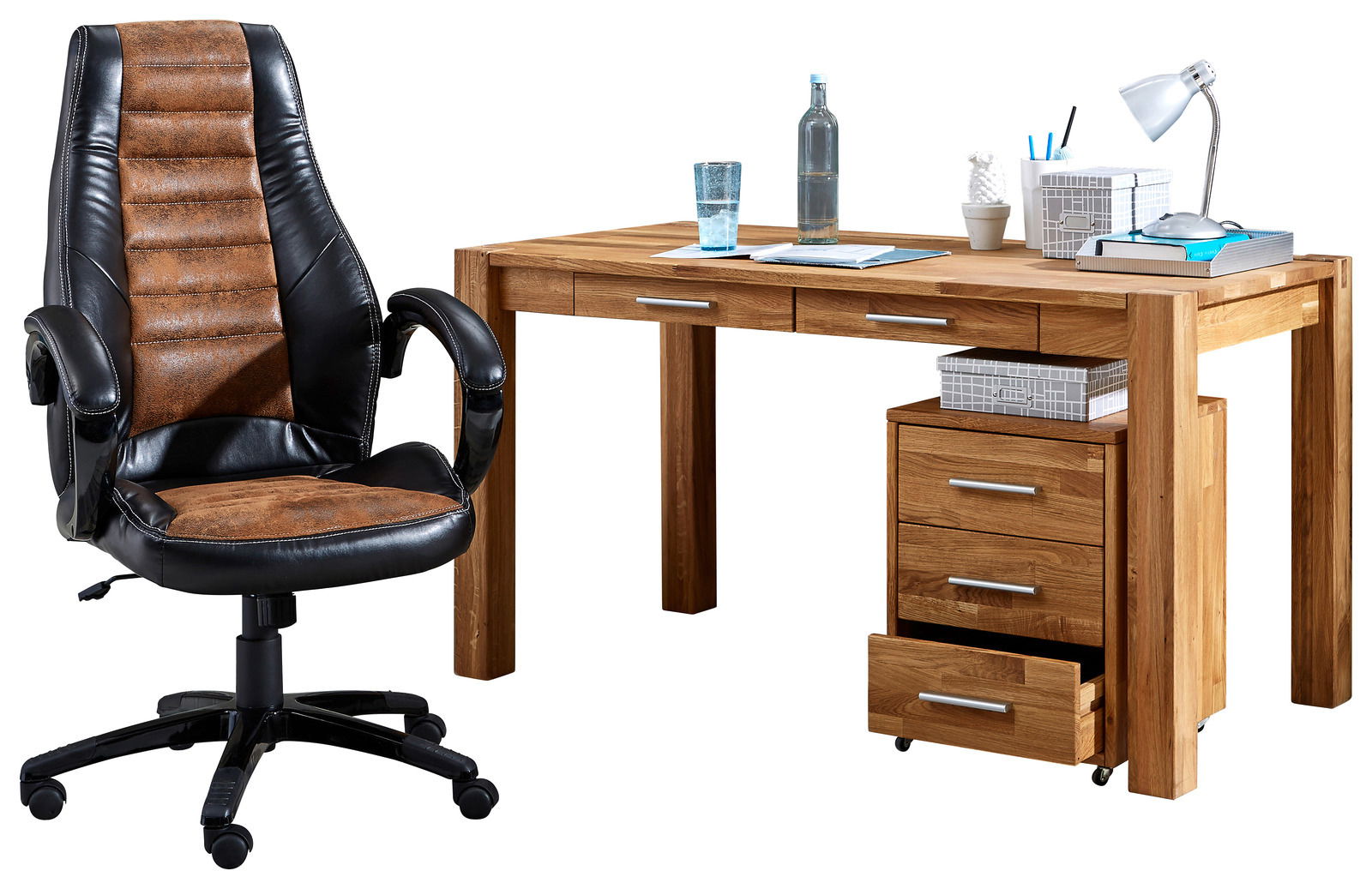 Moderner Schreibtisch aus Holz mit drei Schubladen und einem schwarzen Bürostuhl, seitliche Perspektive.