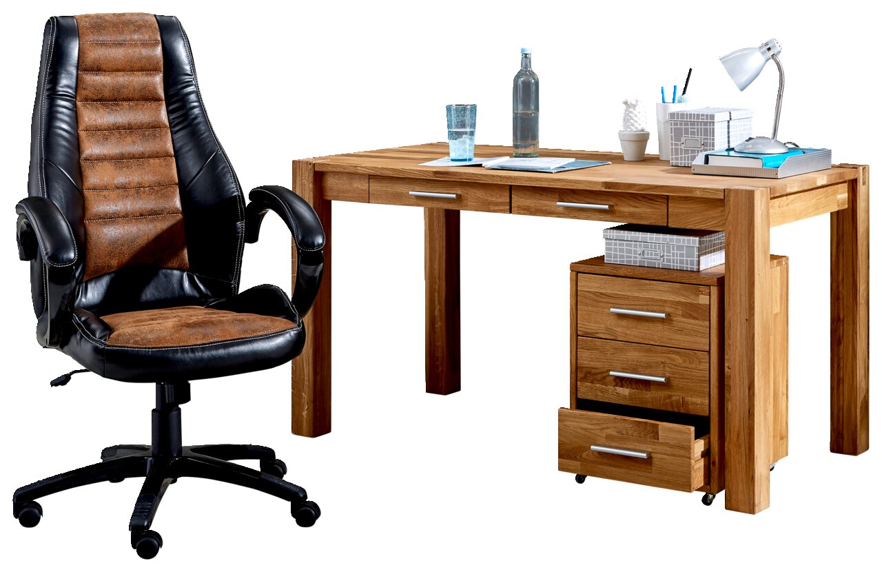 Moderner Schreibtisch aus Holz mit drei Schubladen und einem schwarzen Bürostuhl, seitliche Perspektive.