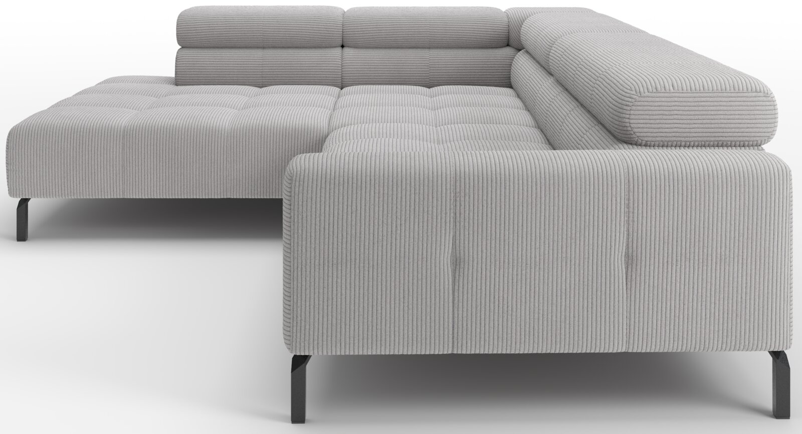Lichtgrijze ribcord hoekbank met chaise longue links en brede armleuning rechts, op zwarte metalen poten; zijaanzicht schuin van voren.