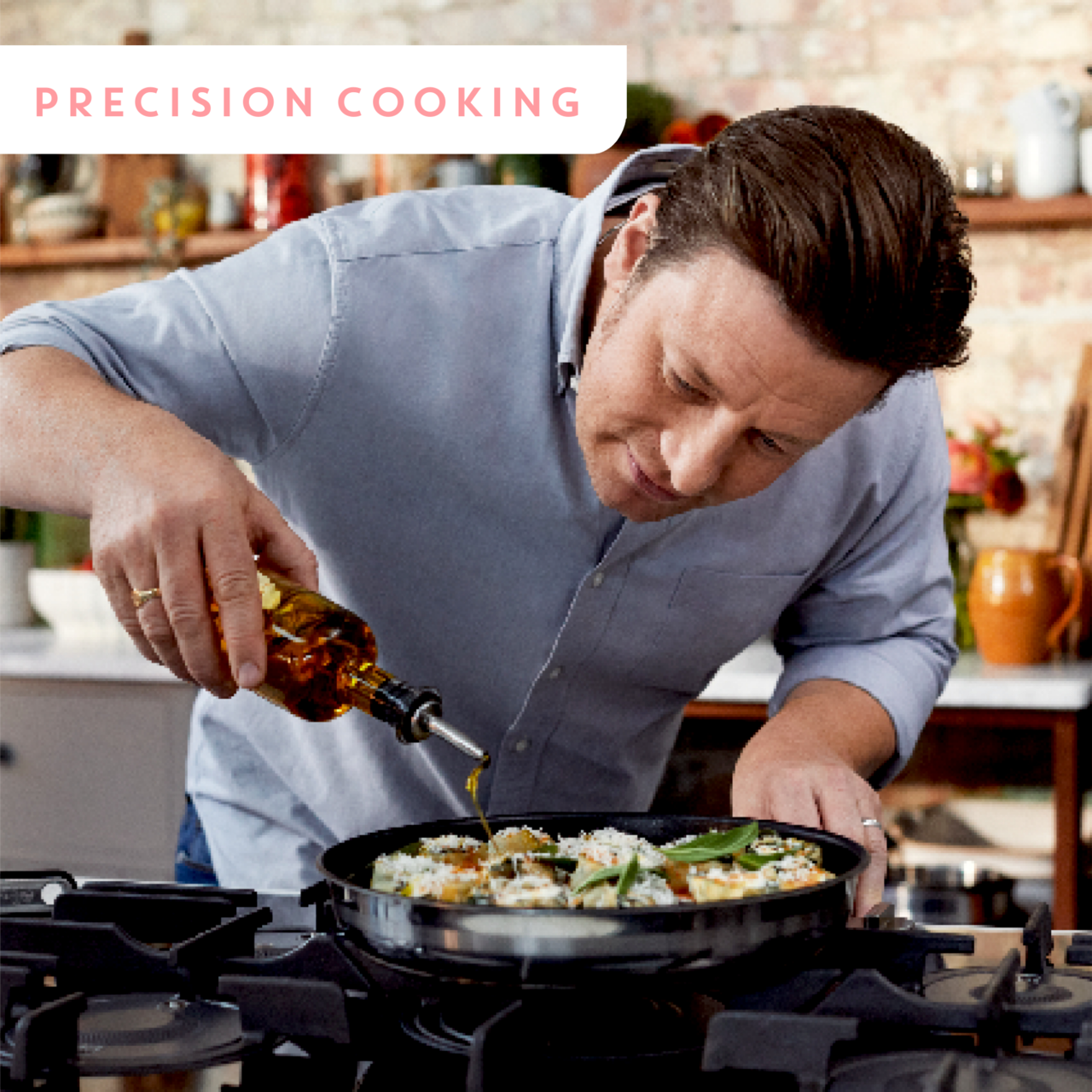 Mann gießt Öl in eine Pfanne auf einem Herd, seitliche Perspektive