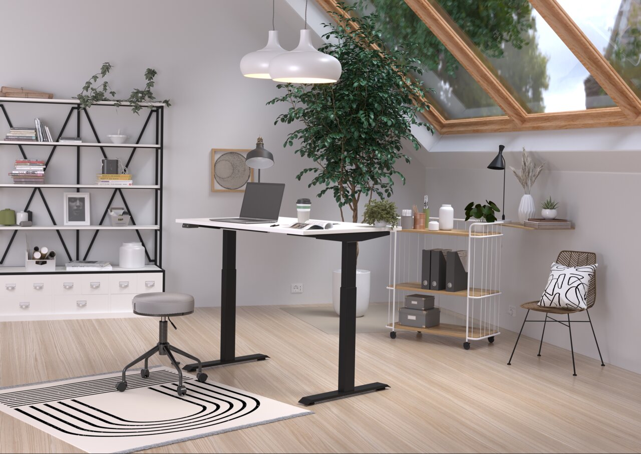 Moderner höhenverstellbarer E-Schreibtisch in einem stilvollen, hellen Raum mit Dachfenster, Pflanzen und minimalistischer Dekoration, seitliche Perspektive.