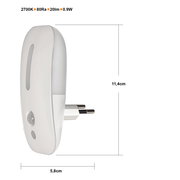 Weißes LED-Steckdosen-Nachtlicht mit Bewegungsmelder (PIR) und Dämmerungssensor, warmweiß 2700K, 20 lm, 0,9 W, CRI 80Ra, Maße ca. 11,4 × 5,8 cm, Seitenansicht schräg von vorn