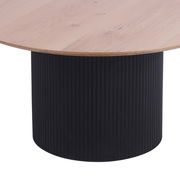 Runder Couchtisch mit heller Holzplatte und schwarzem, geripptem Zylindersockel, seitliche Perspektive