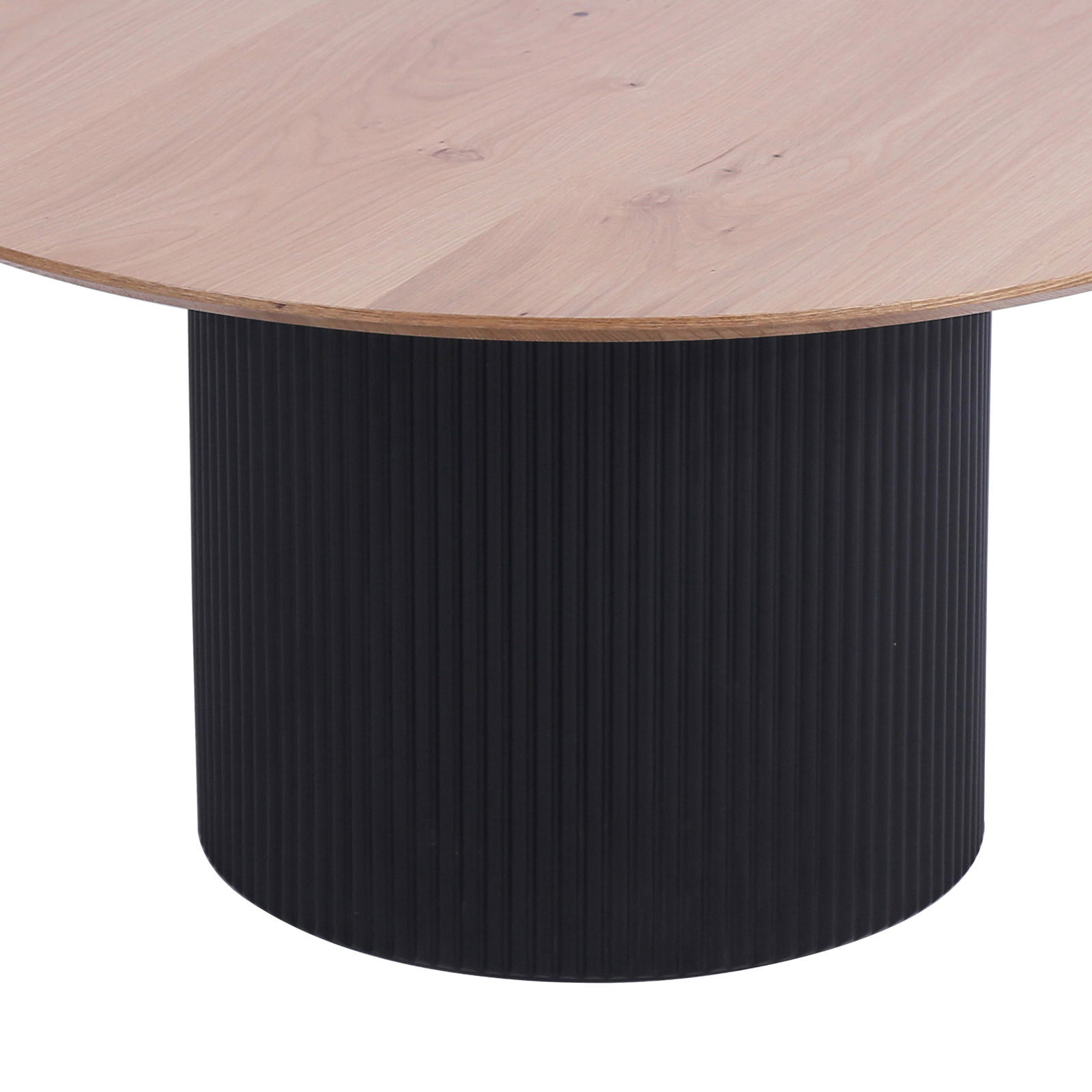 Runder Couchtisch mit heller Holzplatte und schwarzem, geripptem Zylindersockel, seitliche Perspektive
