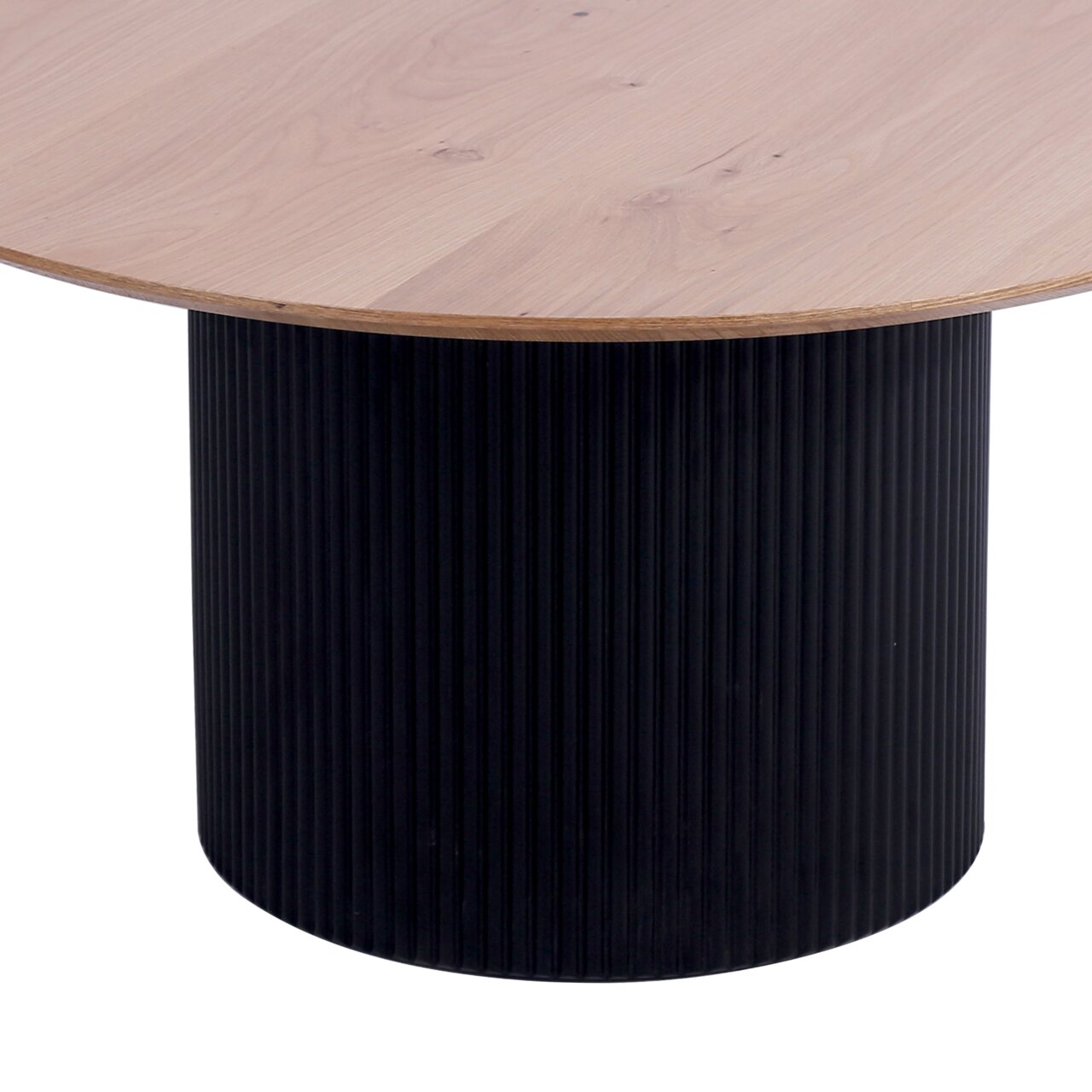 Ronde salontafel met een lichtgekleurd houten blad en een zwarte, geribbelde cilindervormige voet, gezien vanaf de zijkant