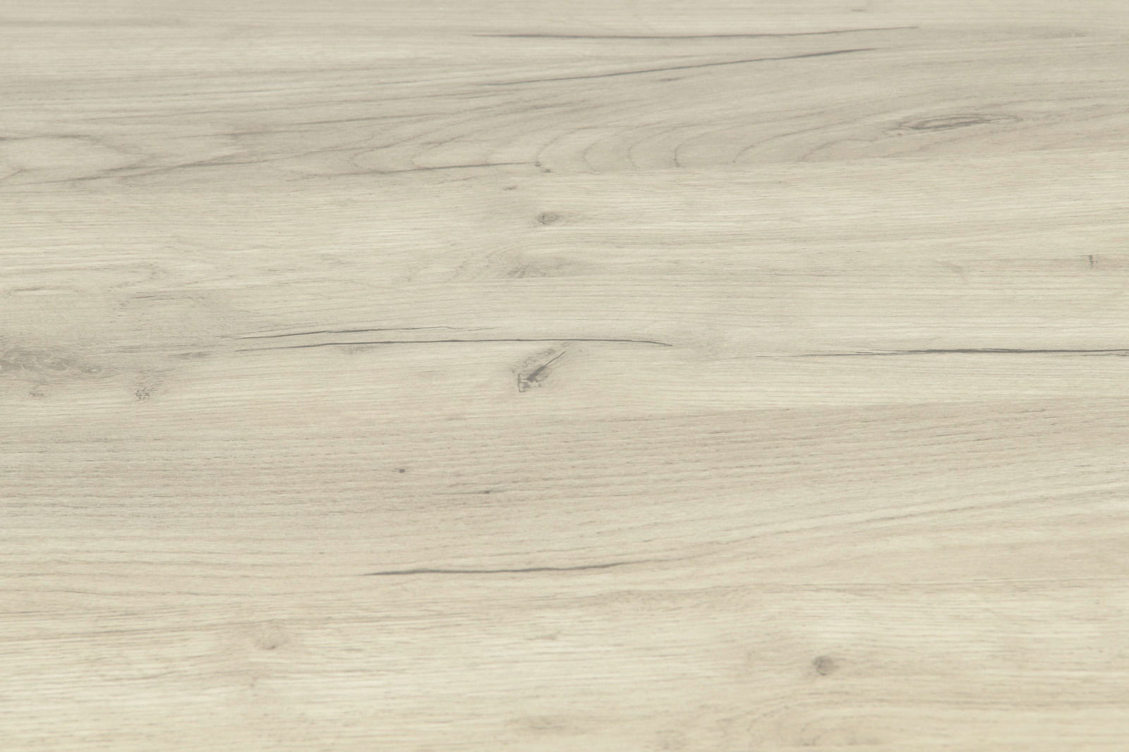 Nahaufnahme einer hellen Holzoberfläche mit natürlicher Maserung, perspektivisch von oben betrachtet.