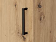 Nahaufnahme eines Holzschranks mit schwarzem Griff, Frontansicht