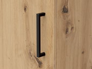 Nahaufnahme eines Holzschranks mit schwarzem Griff, Frontansicht