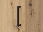 Nahaufnahme eines Holzschranks mit schwarzem Griff, Frontansicht