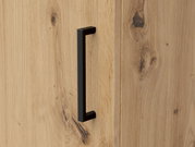Nahaufnahme eines Holzschranks mit schwarzem Griff, Frontansicht