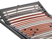 Nahaufnahme eines verstellbaren Federholzrahmens mit farbigen Leisten in Rot und Grau.