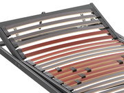 Nahaufnahme eines verstellbaren Federholzrahmens mit farbigen Leisten in Rot und Grau.