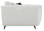 Seitenansicht eines hellen Megasofas mit schwarzen Beinen und mehreren Kissen.