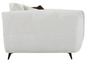 Seitenansicht eines hellen Megasofas mit schwarzen Beinen und mehreren Kissen.