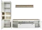 Moderne Wandkombination in Weiß mit Holzdetails, bestehend aus einem hohen Schrank mit offenen Türen und einem niedrigen TV-Schrank mit mehreren Fächern, aus frontaler Perspektive.