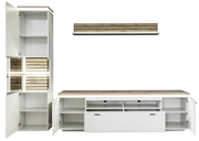 Moderne Wandkombination in Weiß mit Holzdetails, bestehend aus einem hohen Schrank mit offenen Türen und einem niedrigen TV-Schrank mit mehreren Fächern, aus frontaler Perspektive.