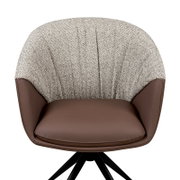 Moderne fauteuil met bruin leer en grijze stoffen bekleding, vooraanzicht