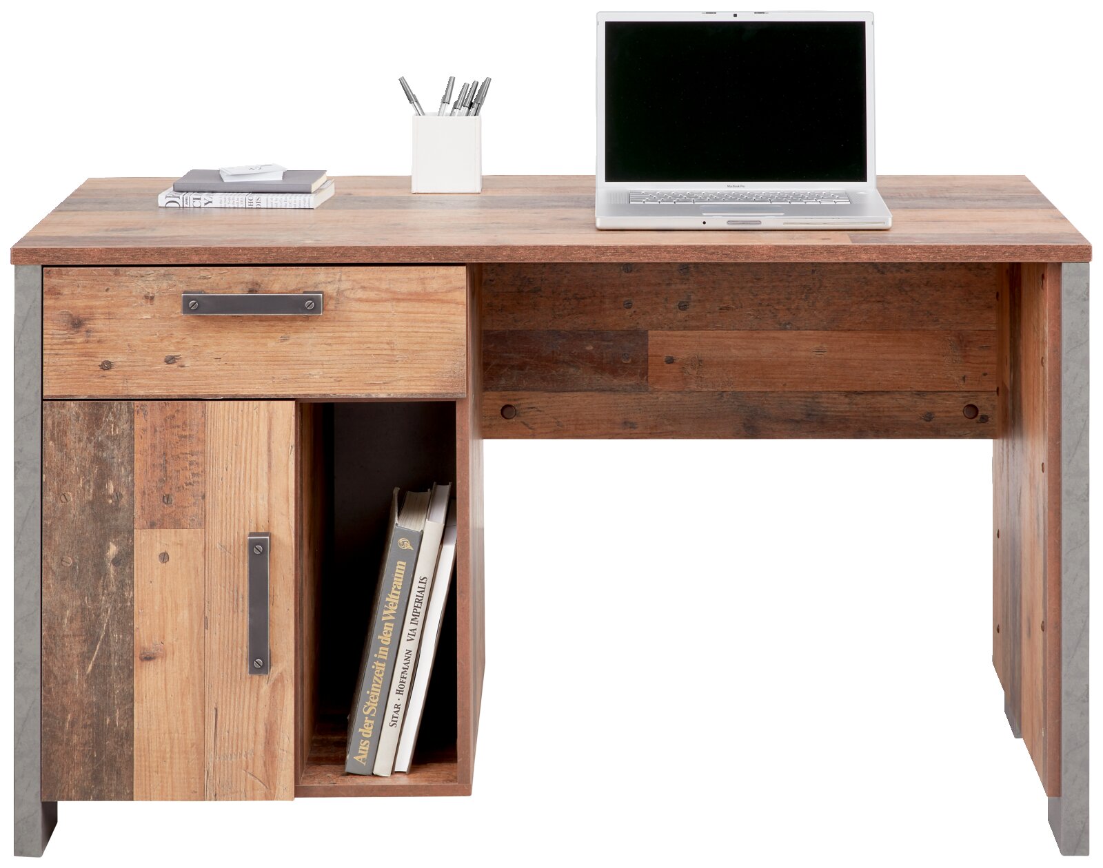 Rustiek houten bureau met laptop en schrijfbenodigdheden, vooraanzicht