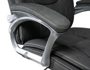 Nahaufnahme eines schwarzen Chefsessels mit gepolsterten Armlehnen und silbernen Details, seitliche Perspektive.