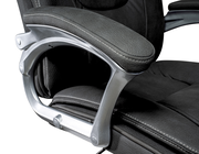 Nahaufnahme eines schwarzen Chefsessels mit gepolsterten Armlehnen und silbernen Details, seitliche Perspektive.