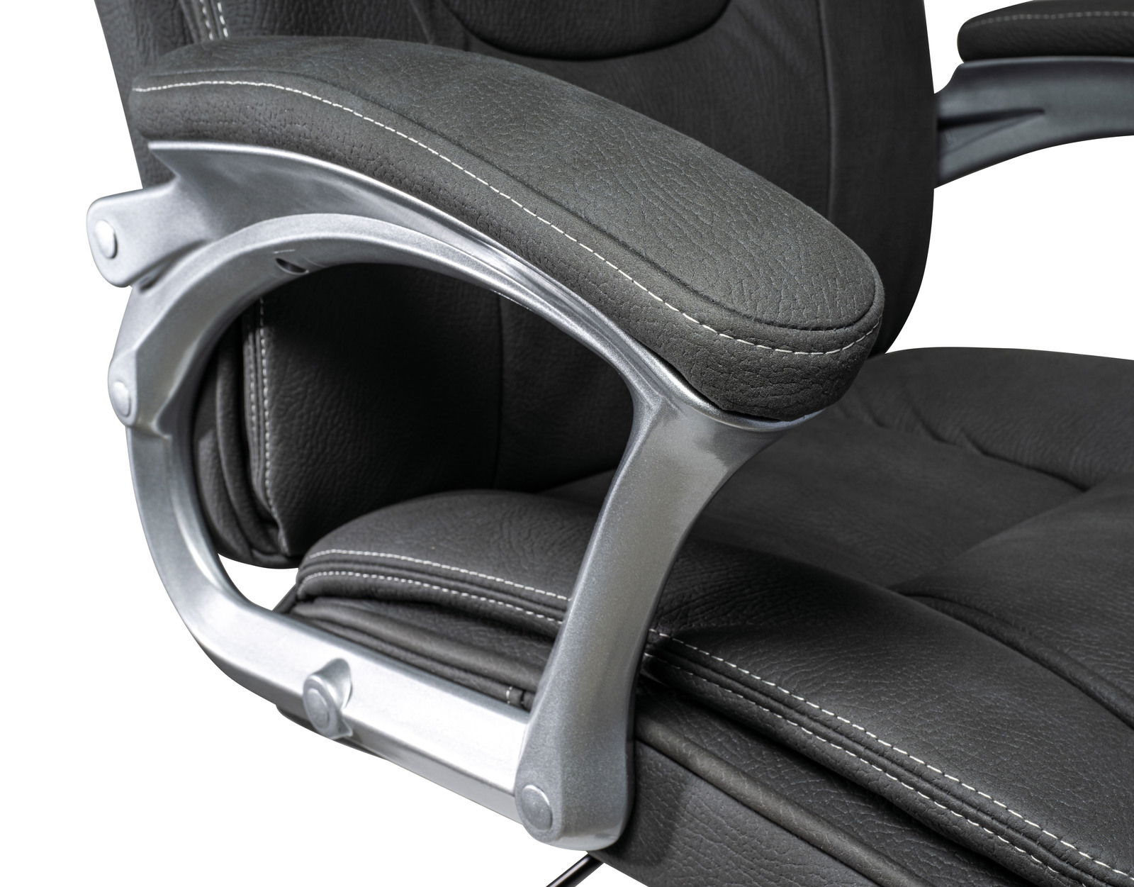 Nahaufnahme eines schwarzen Chefsessels mit gepolsterten Armlehnen und silbernen Details, seitliche Perspektive.