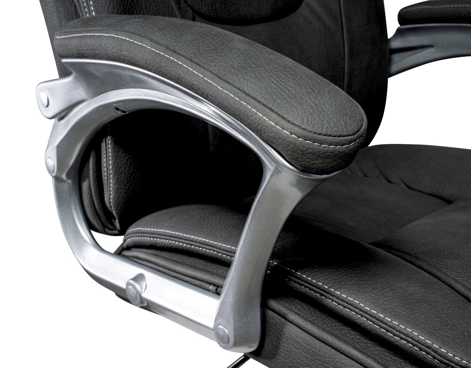 Nahaufnahme eines schwarzen Chefsessels mit gepolsterten Armlehnen und silbernen Details, seitliche Perspektive.