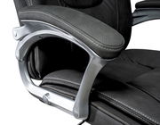 Nahaufnahme eines schwarzen Chefsessels mit gepolsterten Armlehnen und silbernen Details, seitliche Perspektive.