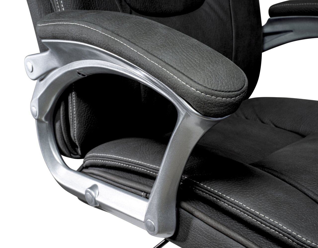Nahaufnahme eines schwarzen Chefsessels mit gepolsterten Armlehnen und silbernen Details, seitliche Perspektive.