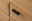 Nahaufnahme eines Holzschranks mit schwarzem Griff, Perspektive von schräg oben.