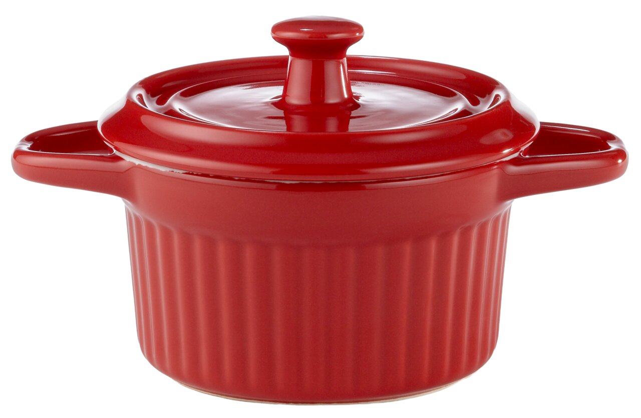 Rode cocotte met deksel en handvatten aan de zijkant, vooraanzicht