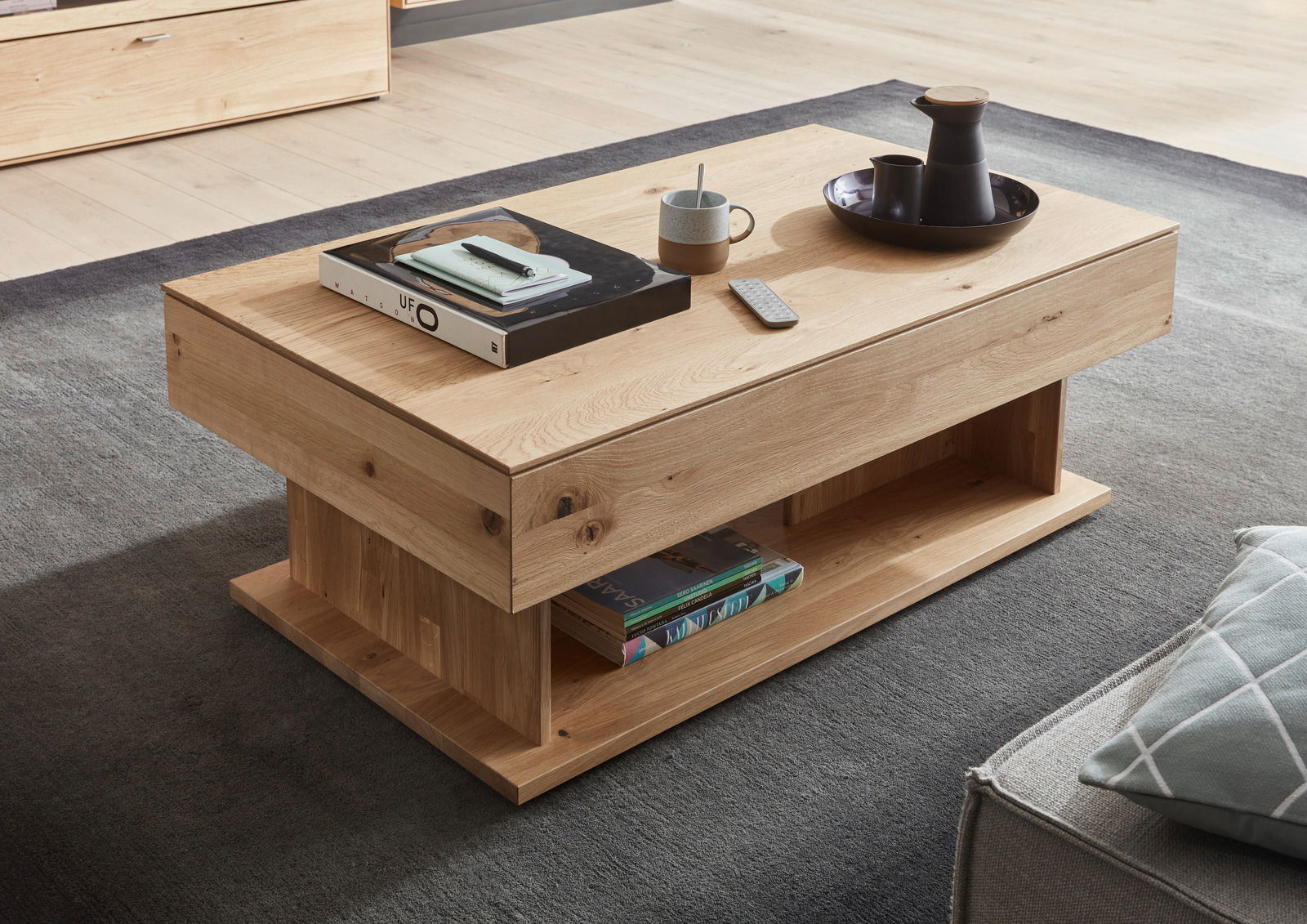 Moderner Couchtisch aus Holz mit Ablagefach, seitliche Perspektive