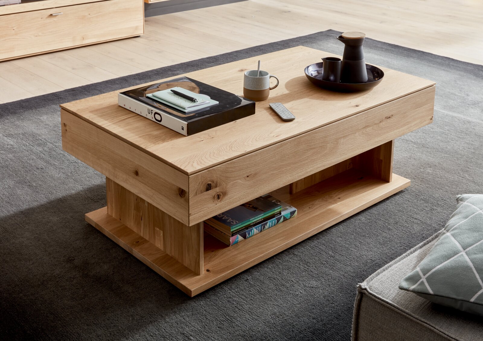 Moderne houten salontafel met opbergvak, zijaanzicht