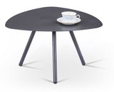 Moderner dreibeiniger Beistelltisch in Schwarz mit einer Tasse auf der Tischplatte, seitliche Perspektive