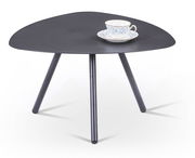 Moderner dreibeiniger Beistelltisch in Schwarz mit einer Tasse auf der Tischplatte, seitliche Perspektive