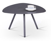 Moderner dreibeiniger Beistelltisch in Schwarz mit einer Tasse auf der Tischplatte, seitliche Perspektive