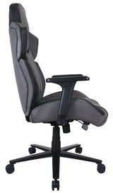 Seitenansicht eines grauen Gaming-Stuhls mit verstellbaren Armlehnen und Rollen.