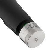 Nahaufnahme des Griffs eines Schnellkochtopfs mit Edelstahl-Drehknopf und WMF-Logo, seitliche Perspektive