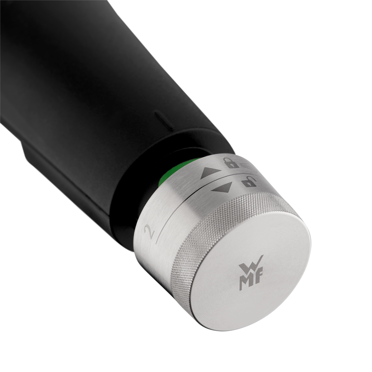 Nahaufnahme des Griffs eines Schnellkochtopfs mit Edelstahl-Drehknopf und WMF-Logo, seitliche Perspektive