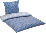 Blau-weiß gemusterte Bettwäsche mit feinem Blumen-/Sternchenprint, Deckenbezug und Kissenbezug, schräg von vorne in leichter Draufsicht freigestellt
