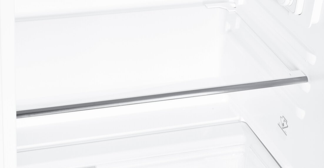 Innenraum eines Kühlschranks mit Glasablage und Metallleiste, Ansicht schräg von vorne in den leeren Kühlraum