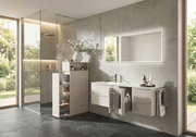 Modernes Badezimmer mit weißem, wandhängendem Waschtisch mit Schubladen, großem rechteckigen LED-Spiegel und begehbarer Glasdusche vor Betonoptik-Wand, Perspektive: schräg von vorn (Weitwinkel)