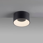 Moderne Deckenleuchte TANIKA in zylindrischer Form, schwarze Oberfläche, von unten betrachtet.