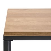 Nahaufnahme eines Beistelltisches mit Holzplatte und schwarzem Metallrahmen, von oben betrachtet.