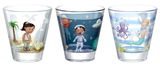 Drei Kindergläser mit bunten Motiven: ein Mädchen am Strand, ein Astronaut im Weltraum und ein Junge als Meerjungfrau. Frontalansicht.