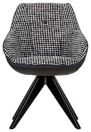 Vorderansicht eines stilvollen Armlehnstuhls mit schwarz-weißem Karomuster und dunklen Holzbeinen.