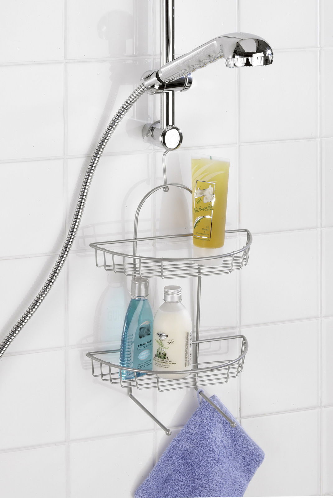 Drahtregal für die Dusche mit zwei Ablagen, gefüllt mit Duschgel und Shampoo, und einem Handtuchhalter, seitliche Perspektive.